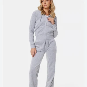 juicy set - säljer ett inprinip oanvänt juicy set! kofta &byxor i storlek M