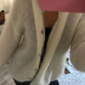 Vit kofta - Supermysigt kofta från Design by si som endast är använd en gång💞Storlek M/L men passar mig som vanligtvis har Xs/S! (Lånade bilder)