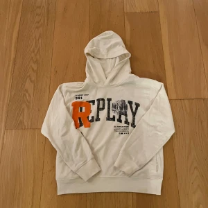 Vit hoodie från Replay med tryck - Säljer en vit hoodie från Replay  Storlek 150/xxs/12år. Passar tjejer och killar. Används knappast passar inte mig tyvärr 