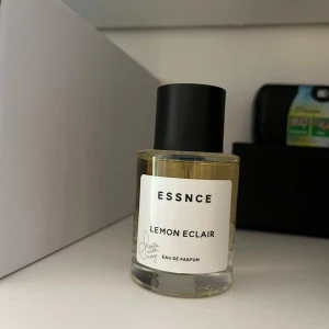 SPLITT! ESSNCE Lemon Eclair Eau de Parfum  - ENDAST SPLITT- Fräsch parfym från ESSNCE med doft av Lemon Eclair. Kommer i en rund glasflaska med svart lock och stilren vit etikett. Parfymen har en ljusgul vätska och känns modern och citrusfräsch. Perfekt för dig som gillar lätta, fruktiga dofter. En splitt av min parfym från essnce