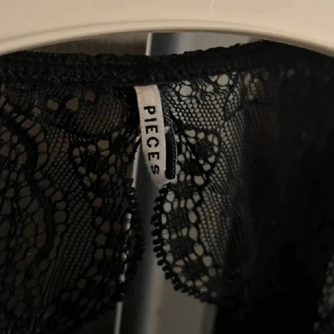 Svart spetsbody från Pieces - 3