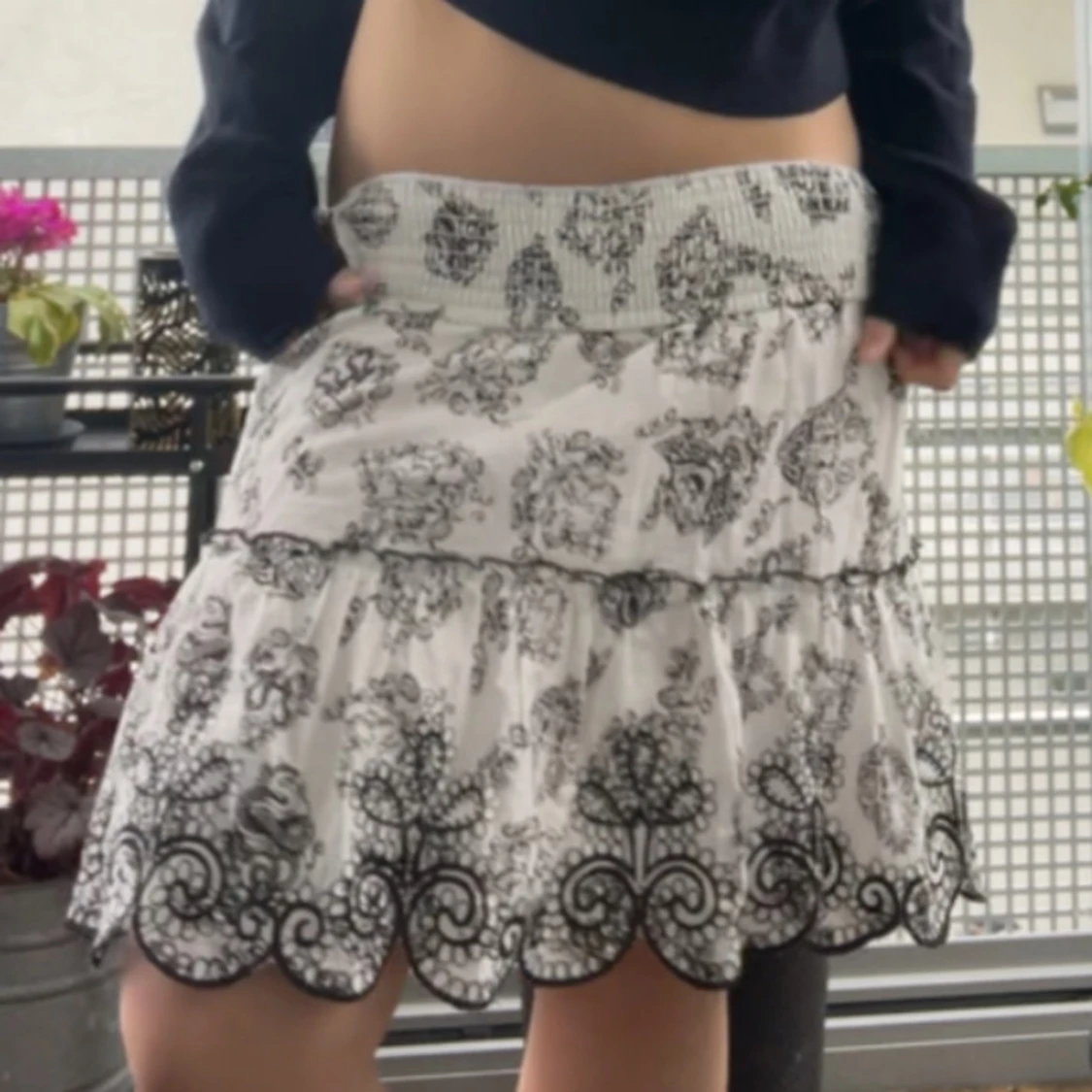 Vit kjol med svart broderi - 1