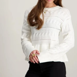 Vit jätte gullig stickad tröja med volangkant - Supersöt vit stickad tröja med volang kant. Nästintill oanvänd i strlk 170 från young gina passar nån som har xs/s