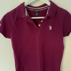  pikétröja från U.S. Polo Assn. - Snygg  pikétröja från U.S. Polo Assn. Med klassisk krage och två knappar framtill. Broderad logga på bröstet och korta ärmar. 