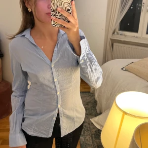 Ljusblå klassisk skjorta i linne - Säljer en stilren ljusblå linneskjorta från Massimo dutti