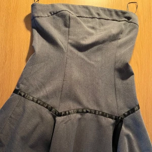 Grå axelbandslös kortklänning - Jätte fin körtklänning i storlek M, kan användas som en tröja också! Mycket bra skick ❤️