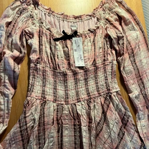 En fin shortsdress - Jättesöt shortsdress i storlek S! Från Urban outfiter. Jätte bra skick aldrig använt 💕