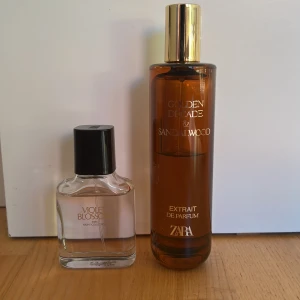 Zara parfymduo: Violet Blossom & Golden Decade - Två parfymer från Zara: Violet Blossom i en genomskinlig, fyrkantig flaska med svart lock och guldtext, samt Golden Decade & Sandalwood i en hög, brun flaska med guldfärgat lock. Båda har stilren design och passar dig som gillar unika doftkombinationer.