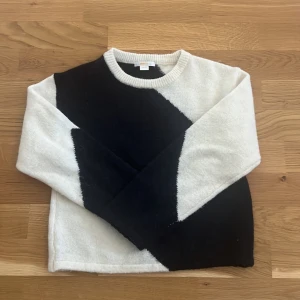 fin stickad tröja ! 💕 - Supe snygg nu till hösten, säljs inte längre ! 🍂 storleken ser ni på sista bilden 💕 inte alls nopprig o är i mycket bra skick 🍂💕 skulle passa någon som ofta bär XS eller XXS 💕