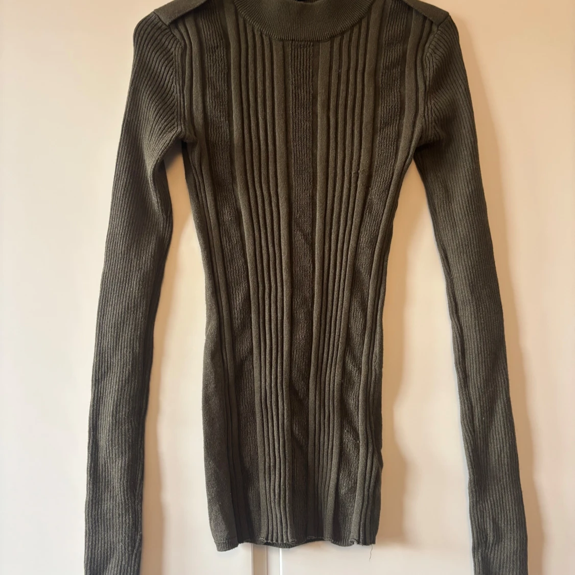 Olivgrön ribbad stickad polotröja XS - 1