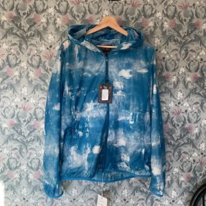 Woolrich Windbreaker - Woolrich vindjacka storlek S/M Fet vindjacka passar perfekt till höst, vår, sommar. Använd ett fåtal gånger, mycket bra skick. Priset är inte skrivet i sten!