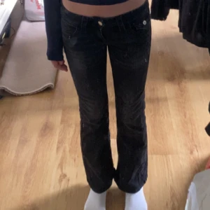 Svarta bootcut jeans från Gina Tricot - Säljer ett par svarta jeans från Gina Tricot i storlek 146. Byxorna har bootcut-modell med klassisk femficksdesign och knapp- samt dragkedjestängning. 
