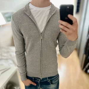 Stenströms Merino Fullzip - Mycket fint skick, en liten defekt så be om bild vid intresse . Storlek M men sitter som S passar dig som är mellan 175-185cm. Nypris ca 3000kr. 100% merinoull. Modellen är 185 cm, 79 kg. Skriv för mer information!🤝