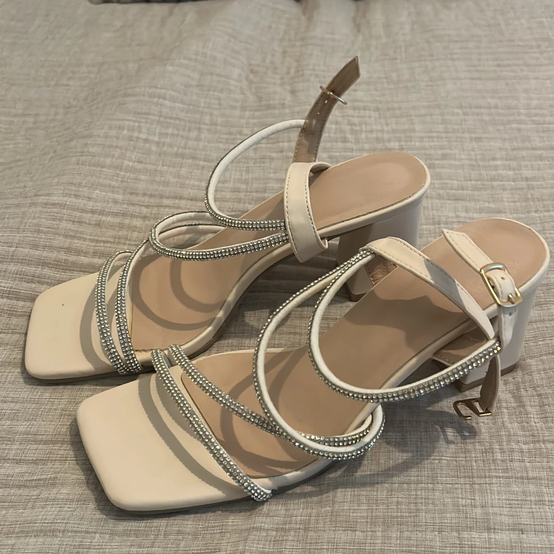 Beiga sandaler med strass och klack - 1