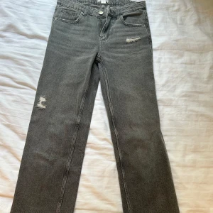 Gråa jeans från Gina young❣️ - Ett par fina gråa jeans med en aning slitage i nedersta delen av jeansen efter användning men annars i bra skick❣️