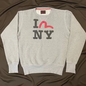 Evisu sweatshirt  - Evisu sweatshirt köpt på vinted bara testad av mig säljer för den va för liten   Passar L/M                                                          Vi Längd 65 cm Bredd 53 cm 