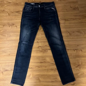 Marinblåa replay anbass hyperflex  - tjena! säljer sjukt snygga replay anbass hyperflex! otroligt populära, och sköna! dem är i mycket bra skick, nästan nya! Dem är i W32 L34. modellen är 183 och väger 70 kg! hör av dig vid frågor🤩