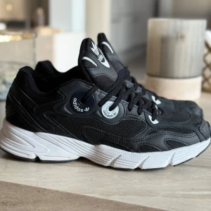 Adidas Astir  - Adidas Astir svarta med vit sula strl 40 (liten i storlek passar 38/39) Otroligt snygga och bekväma att gå/träna i. Nypris: 1099:-