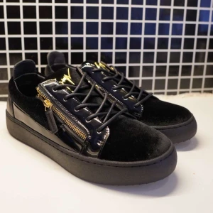 Svarta sneakers från Giuseppe Zanotti - Promotar skorna åt en kompis, vid intresse skriv till och köp av @plickprinsen mvh Aumore!!