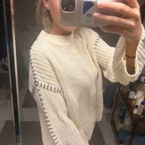 Vit stickad tröja från Gina Tricot - Supermysig vit stickad tröja från Gina Tricot med coola svarta sömdetaljer längs ärmarna i storlek S❤️andvänd fåtal gånger