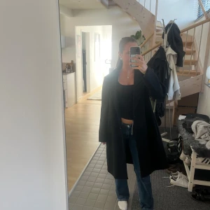 Svart kappa från Zara  - En svart kappa från Zara med prislappen kvar. 