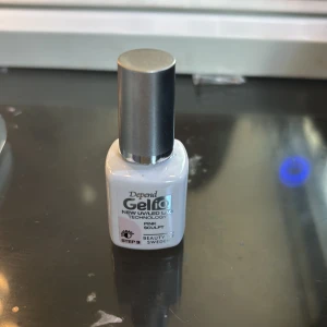 Depend GeliQ Pink Sculpt UV/LED - Depend GeliQ Pink Sculpt är ett gelnagellack med UV/LED-teknologi. Kommer i en vit flaska med silverfärgat lock och innehåller 5 ml. Perfekt för att skapa snygga och hållbara naglar med en rosa ton.
