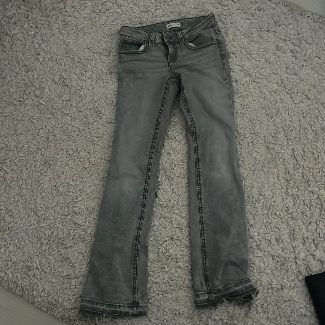 Grå bootcut jeans från ginatricot