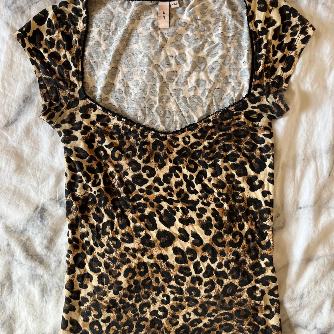 Leopardmönstrad topp Nelly