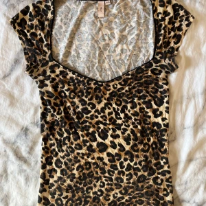Leopardmönstrad topp Nelly - Säljer denna snygga leopardmönstrade topp från Nelly med hjärtformad ringning och spetsdetaljer🤎Nypris 199kr