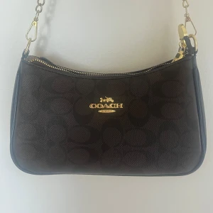 Coach mini shoulder bag  - Brun coach handväska, medföljer två olika axelband 💕