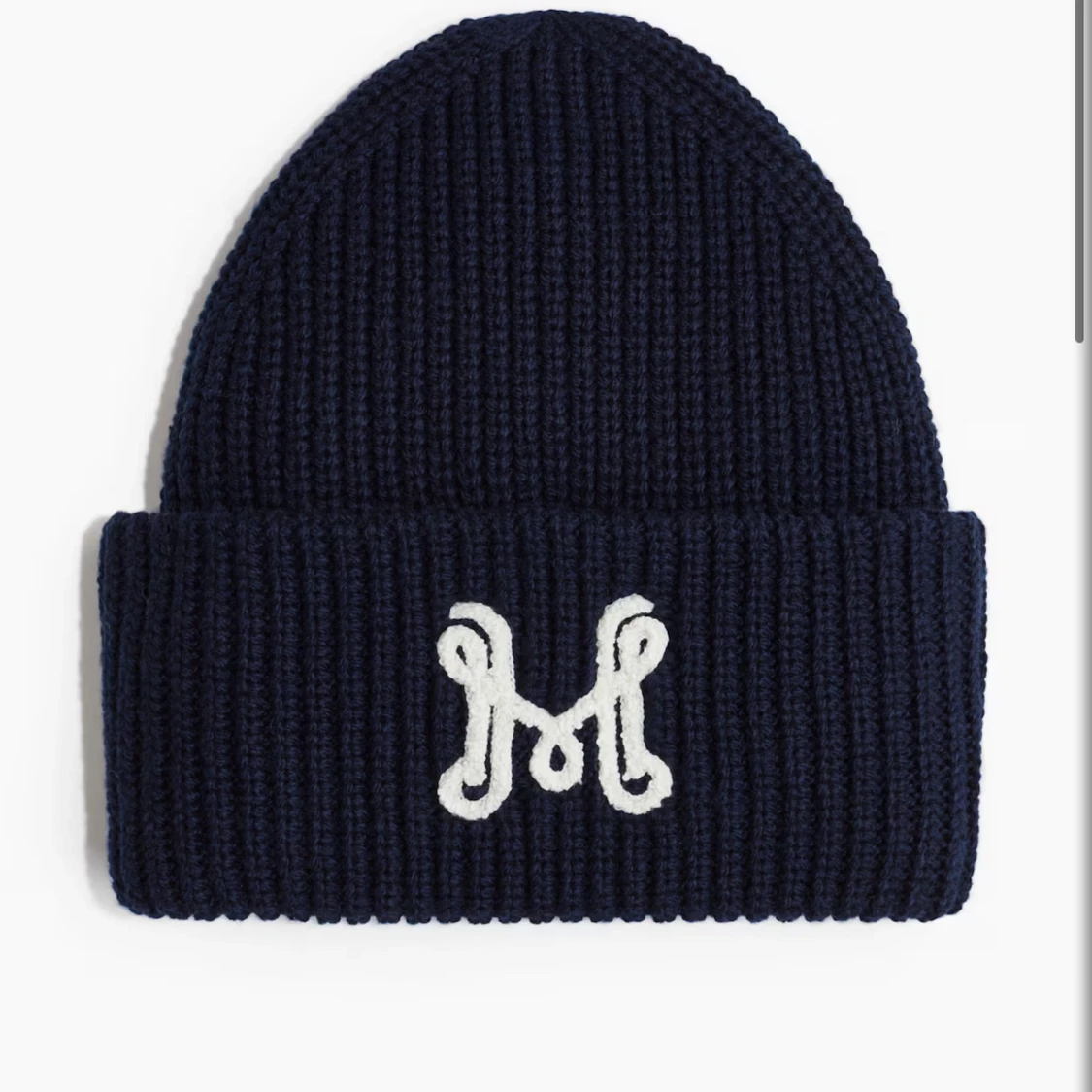 Mörkblå ribbstickad mössa med M-brodyr