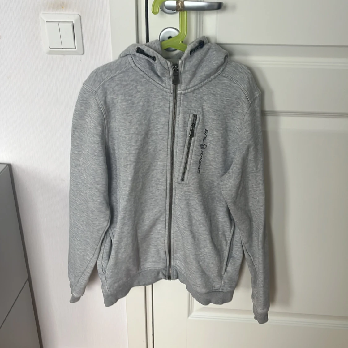 Grå hoodie från Sail Racing med dragkedja