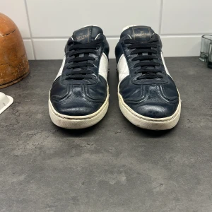 Valentino flycrews - Säljer min valentino flycrews som nu har blivit för små | jag har tagit han dem dem väldigt bra. De ända är att dem är creasade annat topp skick | Dem är stora i storlek då dem passar ungefär upp till storlek 40-42 | storlek dem är 26cm inuti men allt runt där passar oxå | Glanset beror på att dem precis är vaxade | Om du vill ha fler bilder så är det bara att skriva samma om du vill ha fler bilder | priset är inte hugget i sten //mvh vinnie🤩🤩