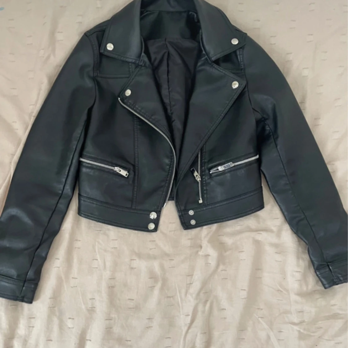 Svart croppad skinnjacka med dragkedjor