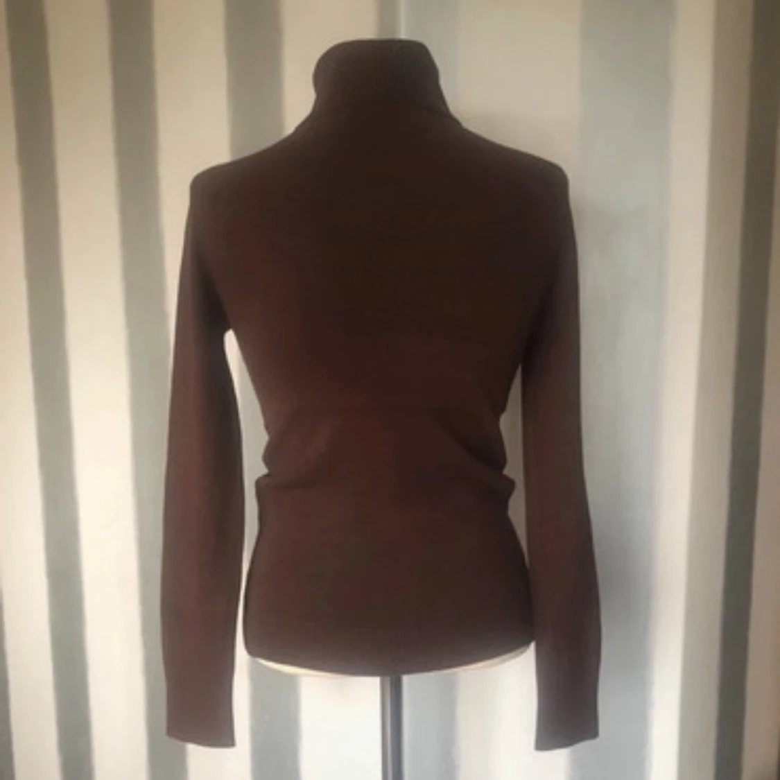 Brun polotröja med tryck  - 1