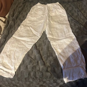 Vita linnebyxor från Chelsea Girls XS - Säljer ett par luftiga vita linnebyxor från Chelsea Girls i storlek XS. 
