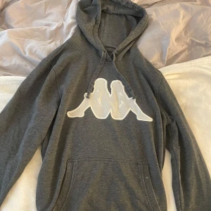 Grå Kappa hoodie - Säljer en grå hoodie från Kappa
