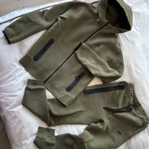 Nike Tech Set - Fint Set från Nike Tech Fleece , båda delarna i storlek S. Sparsamt använt och i fint skick och bevarad kulör i militärgrönt. 