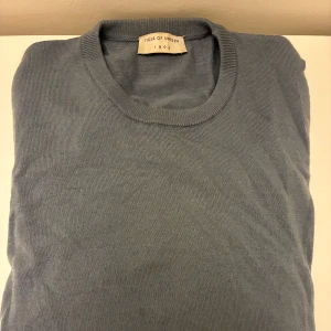  stickad tröja Tiger of Sweden - Säljer en stilren ljusgrå stickad tröja från Tiger of Sweden. Storlek M. Skriv vid frågor och funderingar.