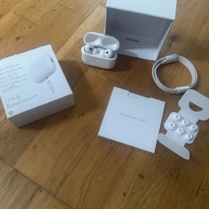 Hörlurar  - Säljer ett par hörlurar för ett rimligt pris. Allt fungerar utmärkt med de.