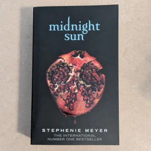 Midnight Sun - HELT NY BOK, OLÄST. Upptäck en internationell bestseller! Midnight Sun ger dig en mörk och spännande twist på en ikonisk kärlekshistoria, berättad ur Edwards perspektiv. Perfekt för dig som älskar dramatiska berättelser och vill återvända till Twilight-världen.