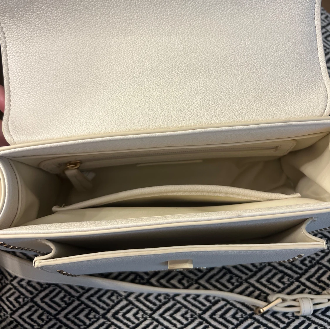 Vit axelväska från Valentino i skinn - 4