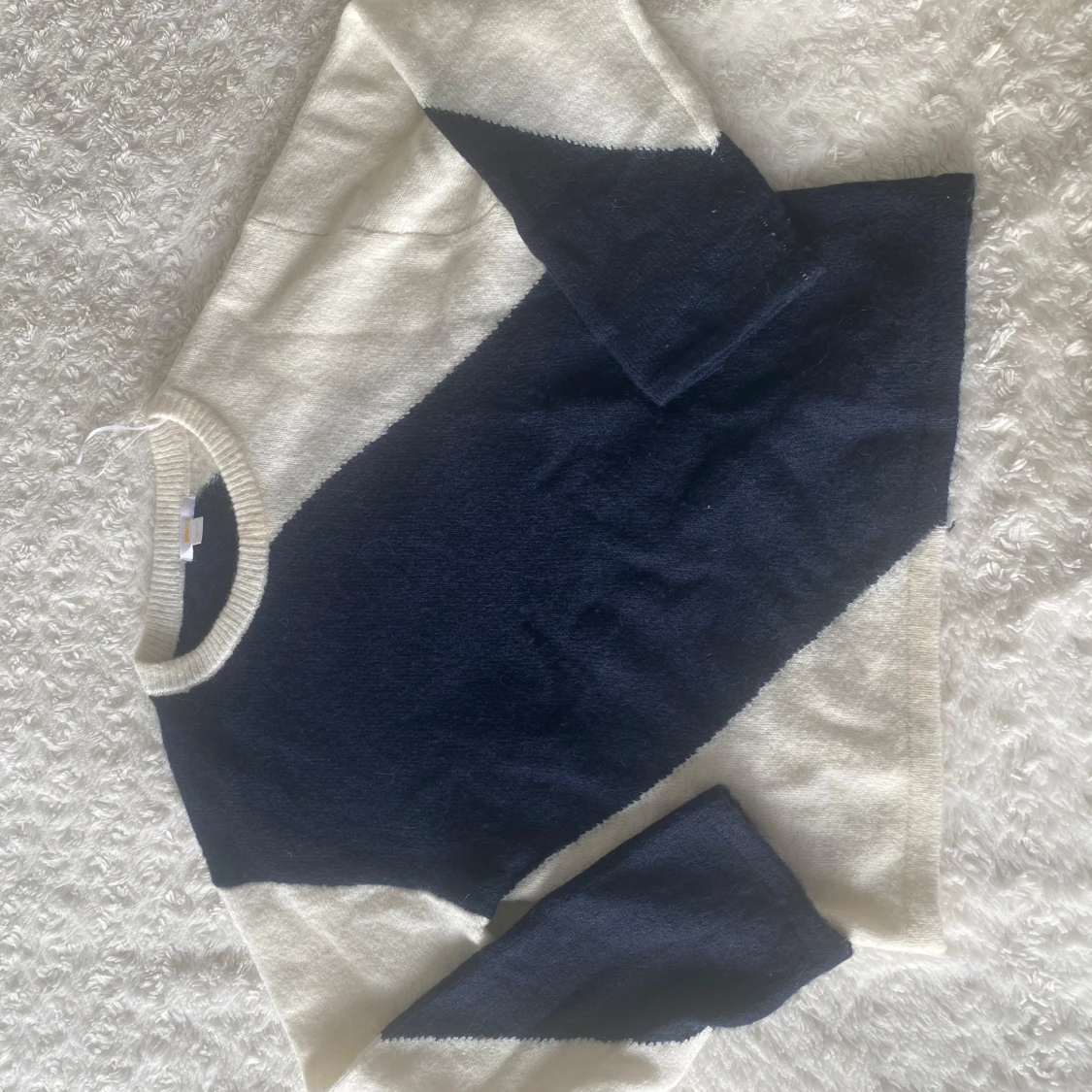 Blåvit stickad tröja med mönster