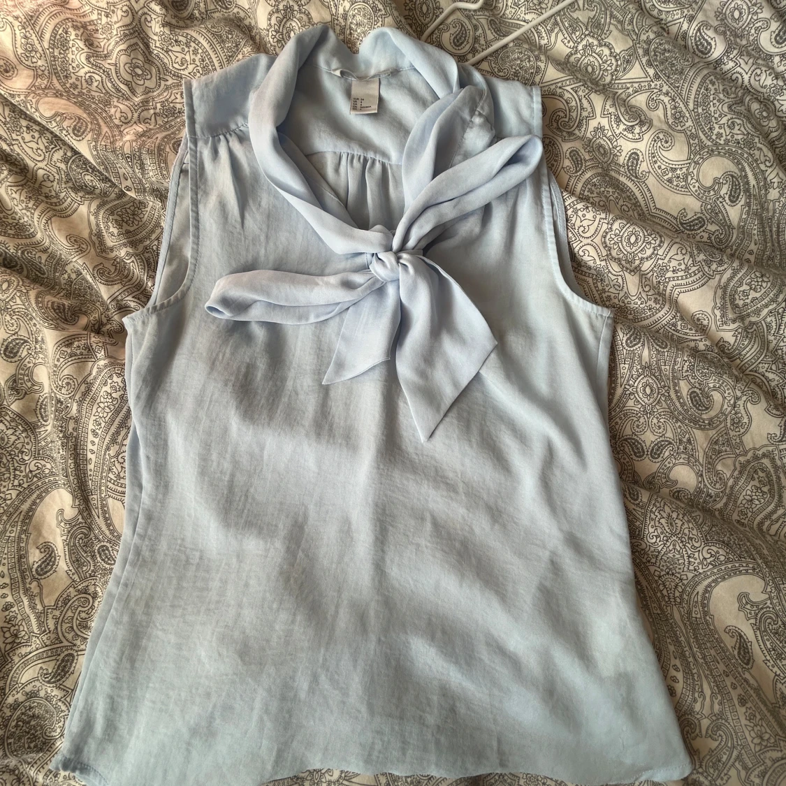 Ljusblå blus med knyt från H&M