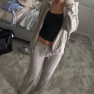 Beige/grå set från Lexington - Säljer ett set beigefrån Lexington. Perfekt för chill dagar och enkel att matcha med andra plagg. Mjuk bomullskänsla och stilren logga på bröstet och byxorna. Nypris 2500kr 💞💞