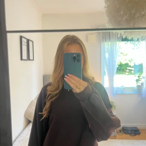 Brun tjocktröja - En jättefin tjocktröja från Gina Tricot som är helt perfekt nu till hösten utan luva. Inte använt mycket. Pris kan diskuteras!💗