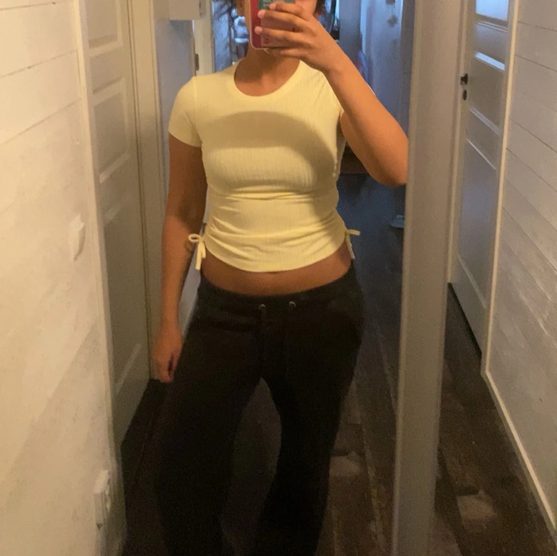 Ljusgul ribbad croppad topp  - 1