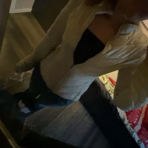 Beige pufferjacka från Reserved - Säljer en beige pufferjacka från Reserved i storlek 34. Jackan har en smal passform, hög krage och dragkedja framtill. Perfekt för dig som gillar stilrena och enkla jackor med en clean look💕❤️