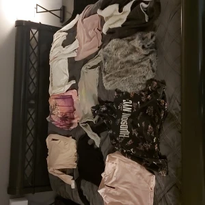 Grå och vit fluffig pälsväst från H&M - Totalt 11 st plagg i stl.146-152 för ett paketpris: 85 kr. Kläderna är något slitna, men hela och rena. De flesta från HM. 2 st  gråa  öppna koftor från HM. 1 rosa stickad tröja från HM. 2 tunnare sweatshirts ljusgrå+ svsrt blommig från HM. 1 ljusrosa långärmad  sporttröja från Ronhill. 2 st tunna polotröjor ljusrosa+svart från HM. 1 vit tunnare kofta märke okänt. 1 vit långärmad tunn bomullströja "Brooklyn"från HM (knappt använd)  1 rosa linne från HM.