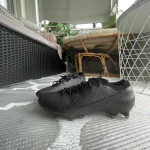 Nike vapor 14 elite - Säljer ett par svarta Nike fotbollsskor använda ca 3 till 4 månader  en Nike låga saknas på högra skon  köptes för 1800  priset är discutarbart tveka inte att höra av er